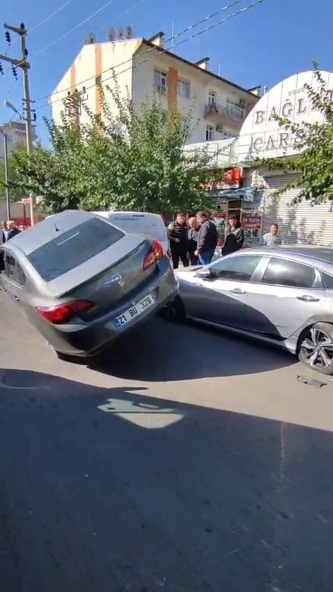Diyarbakır'ın Bağlar ilçesinde bir otomobil, sürücüsünün kontrolünü kaybetmesi üzerine park
