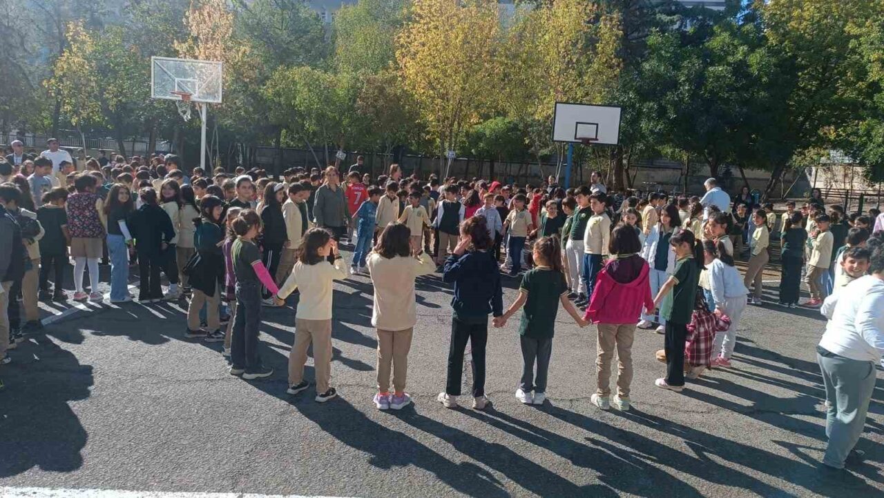 Diyarbakır'ın Kayapınar ilçesindeki Hantepe Eğitim Şehitleri İlkokulu'nda, Dünya Afet Risklerinin