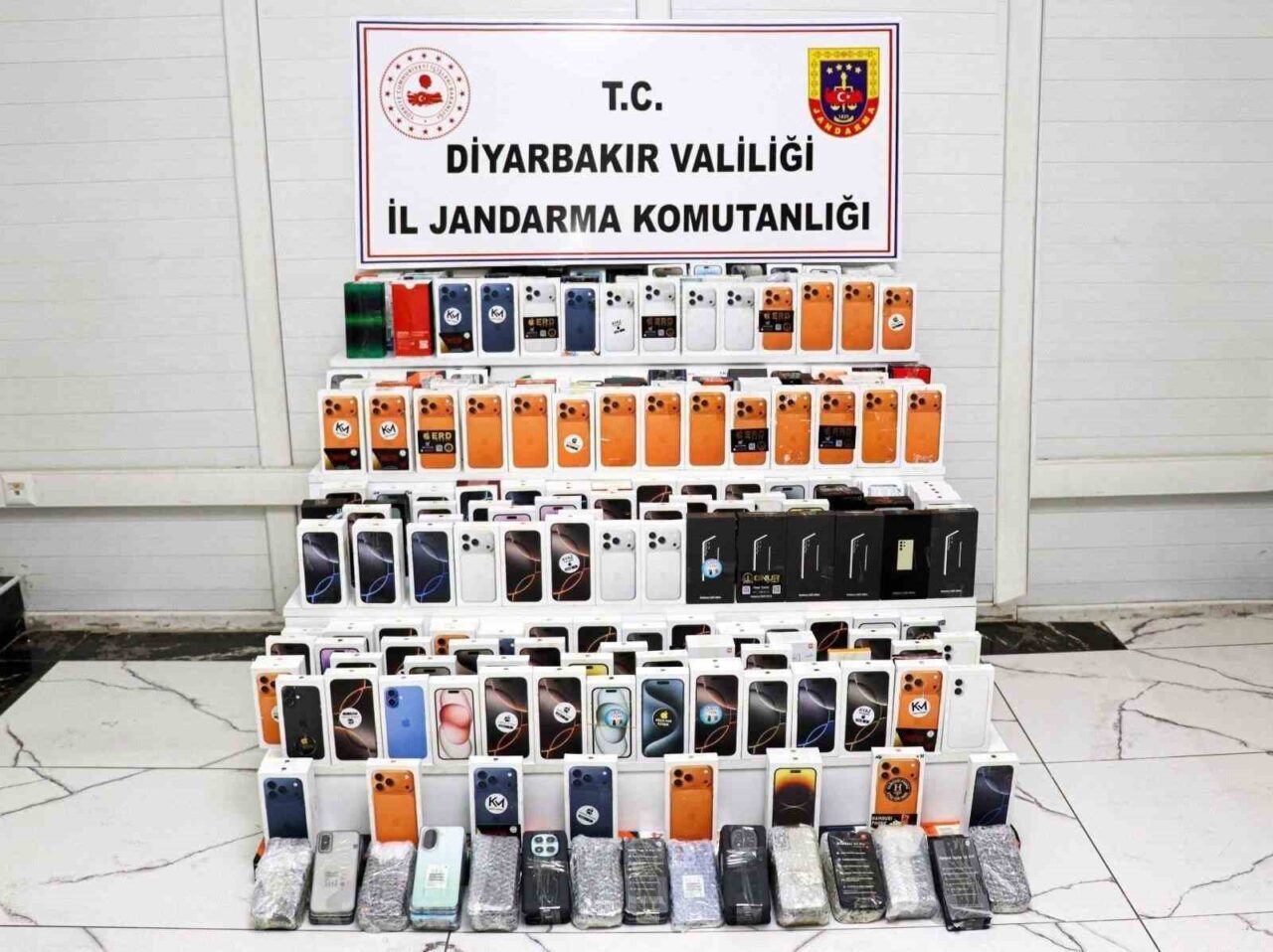 Diyarbakır'da gerçekleştirilen operasyonlarda 29 şüpheliye yasal işlem yapıldı. Jandarma, kaçak
