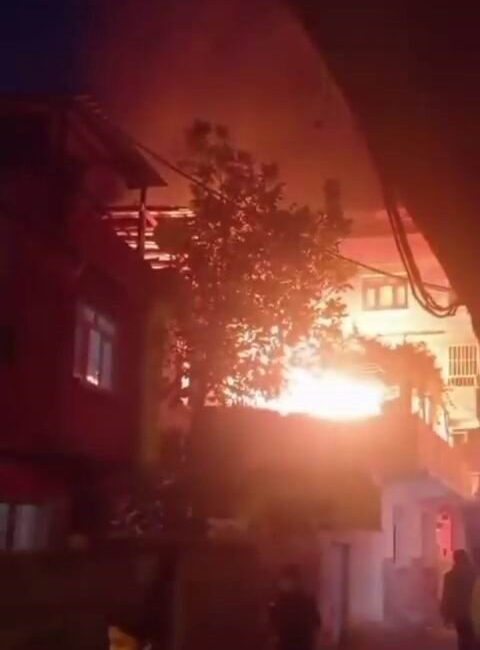 Diyarbakır'ın Bağlar ilçesinde Kaynartepe Mahallesi'nde meydana gelen yangında, 2 katlı