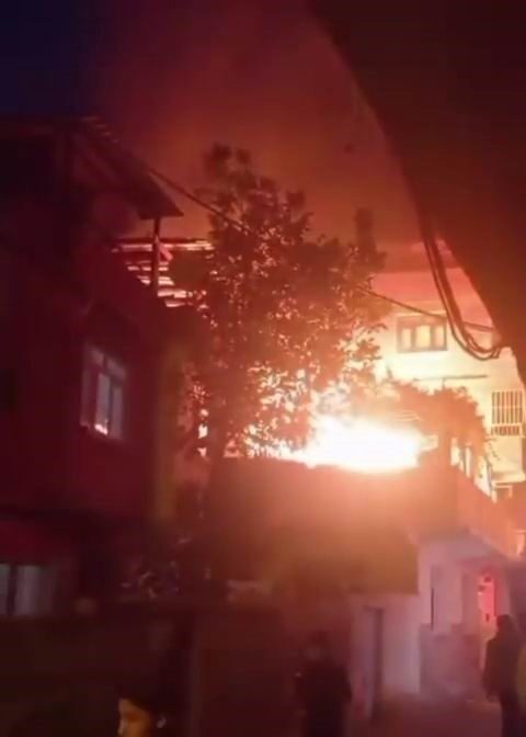 Diyarbakır'ın Bağlar ilçesinde Kaynartepe Mahallesi'nde meydana gelen yangında, 2 katlı