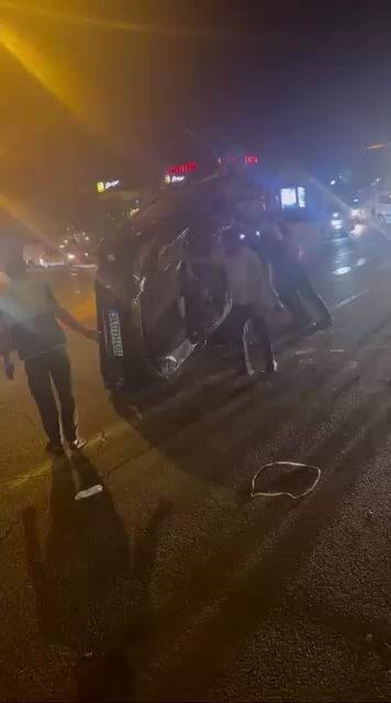 Diyarbakır'ın Kayapınar ilçesinde bir otomobil sürücüsünün direksiyon hakimiyetini kaybetmesi sonucu