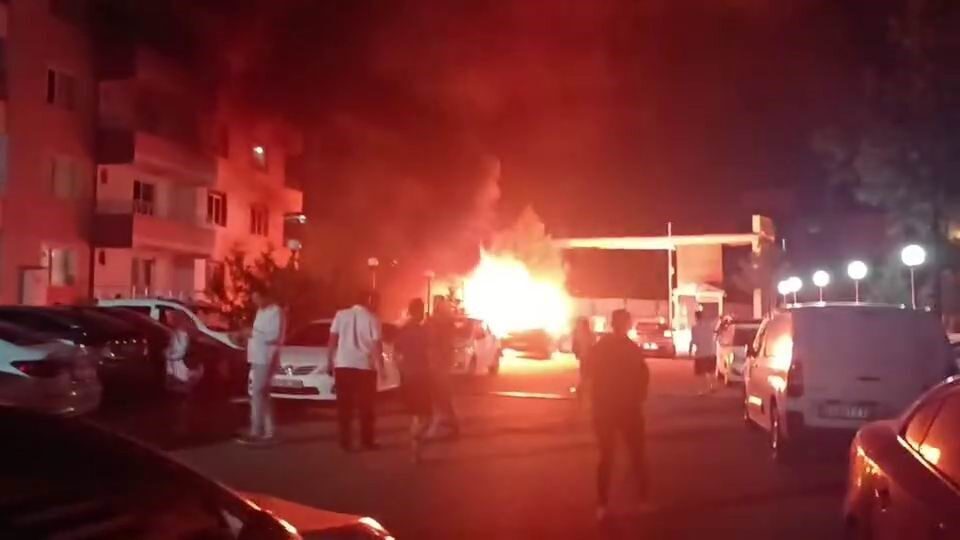 Diyarbakır'ın Yenişehir ilçesinde park halindeki bir otomobil, bilinmeyen bir nedenle