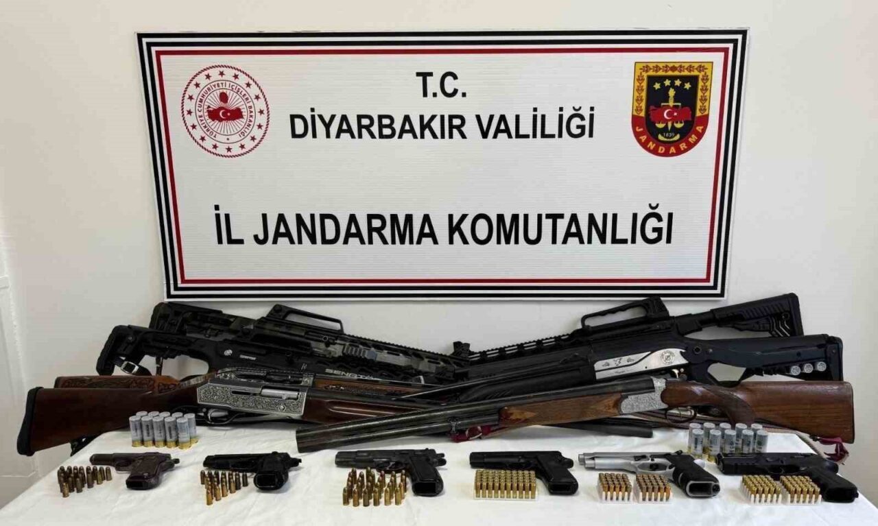 Diyarbakır’da gerçekleştirilen jandarma operasyonlarında 18 ruhsatsız tabanca, 3 AK-47 piyade