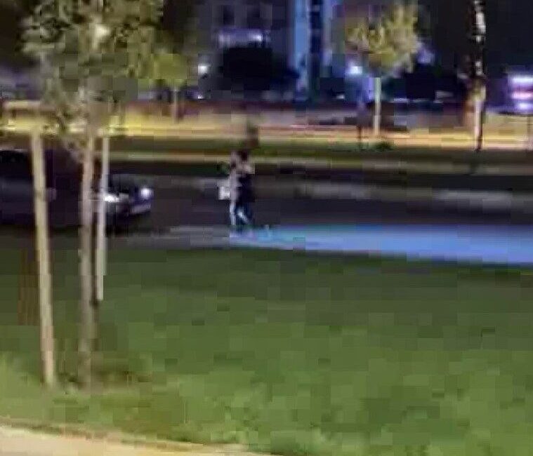 Diyarbakır’da Seyir Halindeki Araçların Önüne Atlayan Kadın Saniye Saniye Kaydedildi Diyarbakır'da bir kadın, Kayapınar ilçesindeki 75 Metrelik Yol'da seyir halindeki