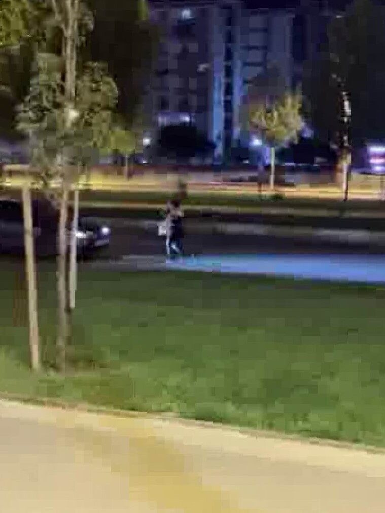 Diyarbakır'da bir kadın, Kayapınar ilçesindeki 75 Metrelik Yol'da seyir halindeki