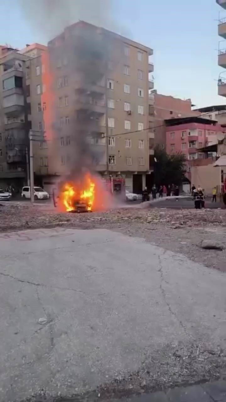 Diyarbakır'ın Bağlar ilçesinde Sento Caddesi'nde bir hafif ticari araç seyir