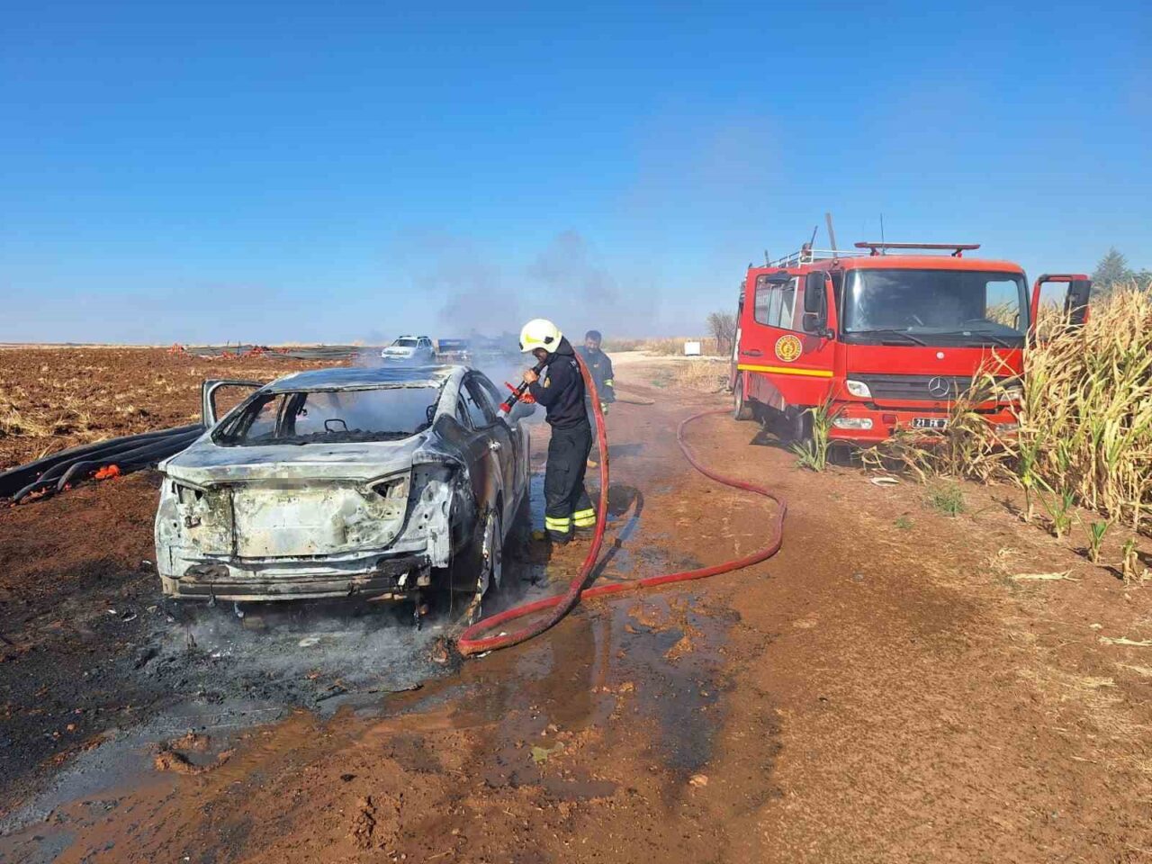 Diyarbakır'ın Çınar ilçesinde bir otomobil, seyir halindeyken aniden alev aldı.