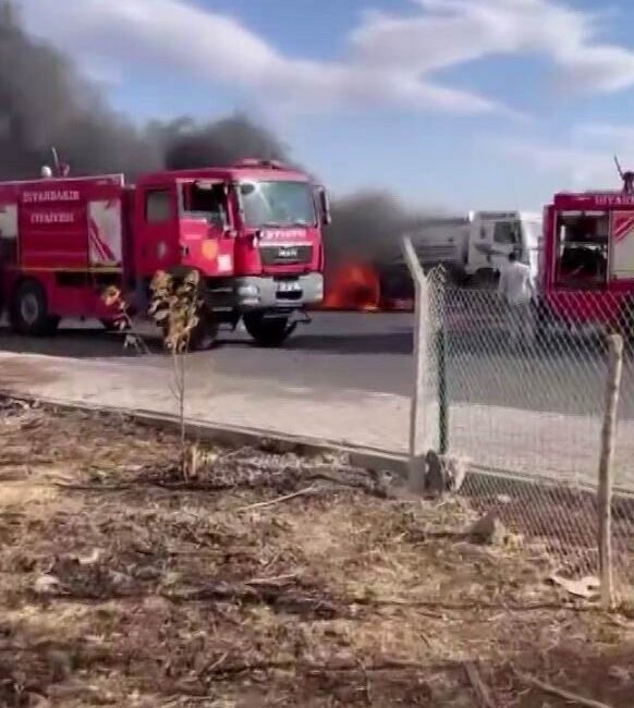 Diyarbakır'ın Kayapınar ilçesinde bir kamyon, seyir halindeyken alev aldı. Olay