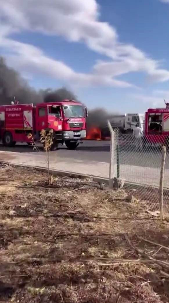 Diyarbakır'ın Kayapınar ilçesinde bir kamyon, seyir halindeyken alev aldı. Olay