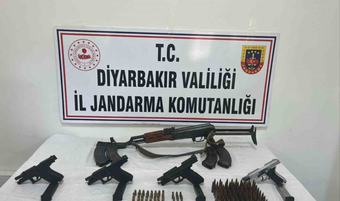 Diyarbakır Çınar’da Silah Kaçakçılığı Operasyonunda 5 Ruhsatsız Silah ve Mühimmat Ele Geçirildi Diyarbakır'ın Çınar ilçesinde gerçekleştirilen silah kaçakçılığı operasyonunda A.B.'nin evinde ruhsatsız