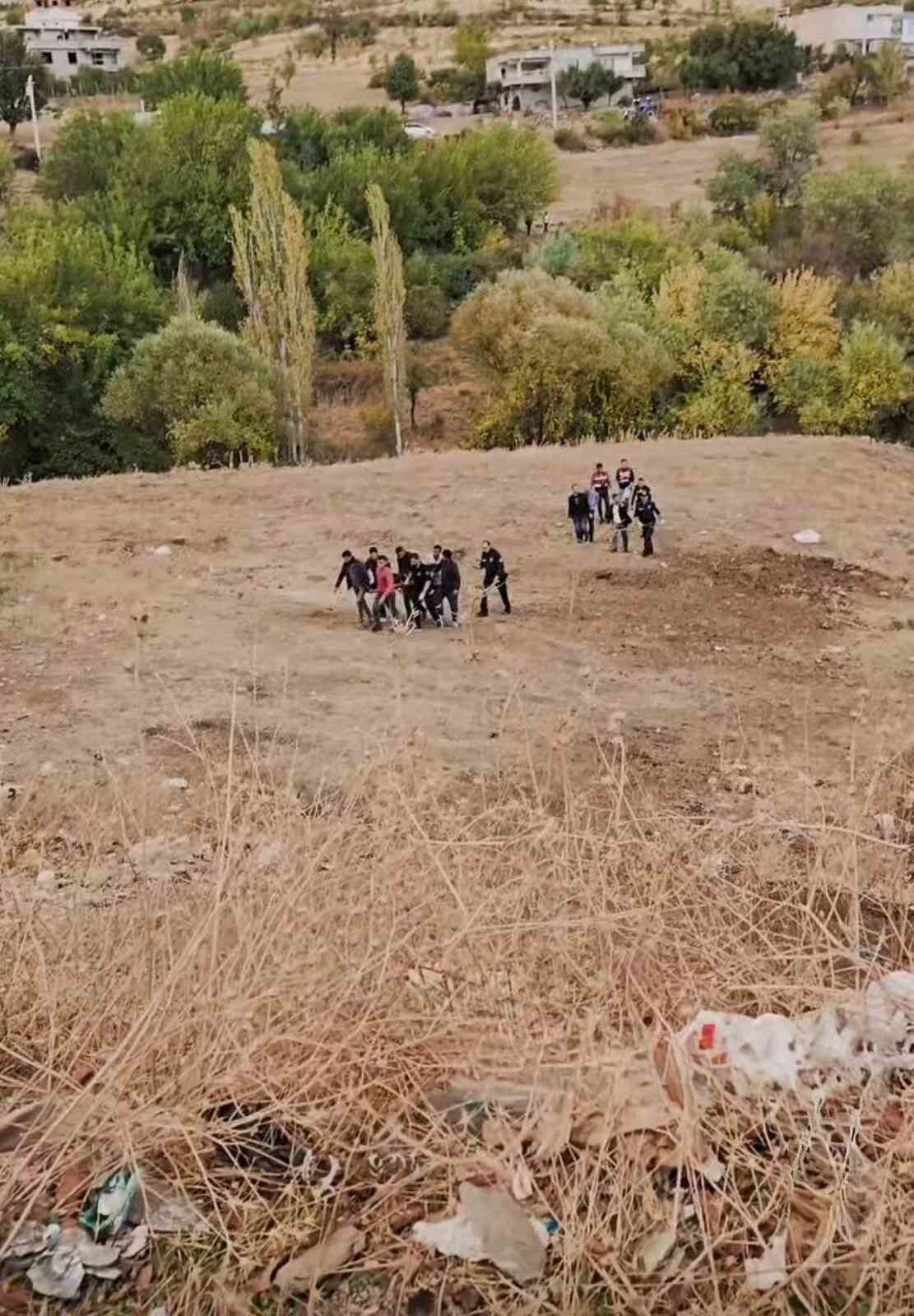 Diyarbakır Çermik’te Tarlada Ağaca Asılı Olarak Bulunan Kişinin Cenazesi Otopsi İçin Adli Tıp’a Gönderildi