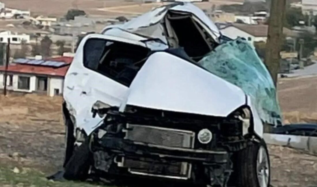 Diyarbakır’ın Çınar ilçesinde tırın çarptığı otomobilin sürücüsü hayatını kaybetti Diyarbakır'ın Çınar ilçesinde meydana gelen trafik kazasında tırın çarptığı hemşire