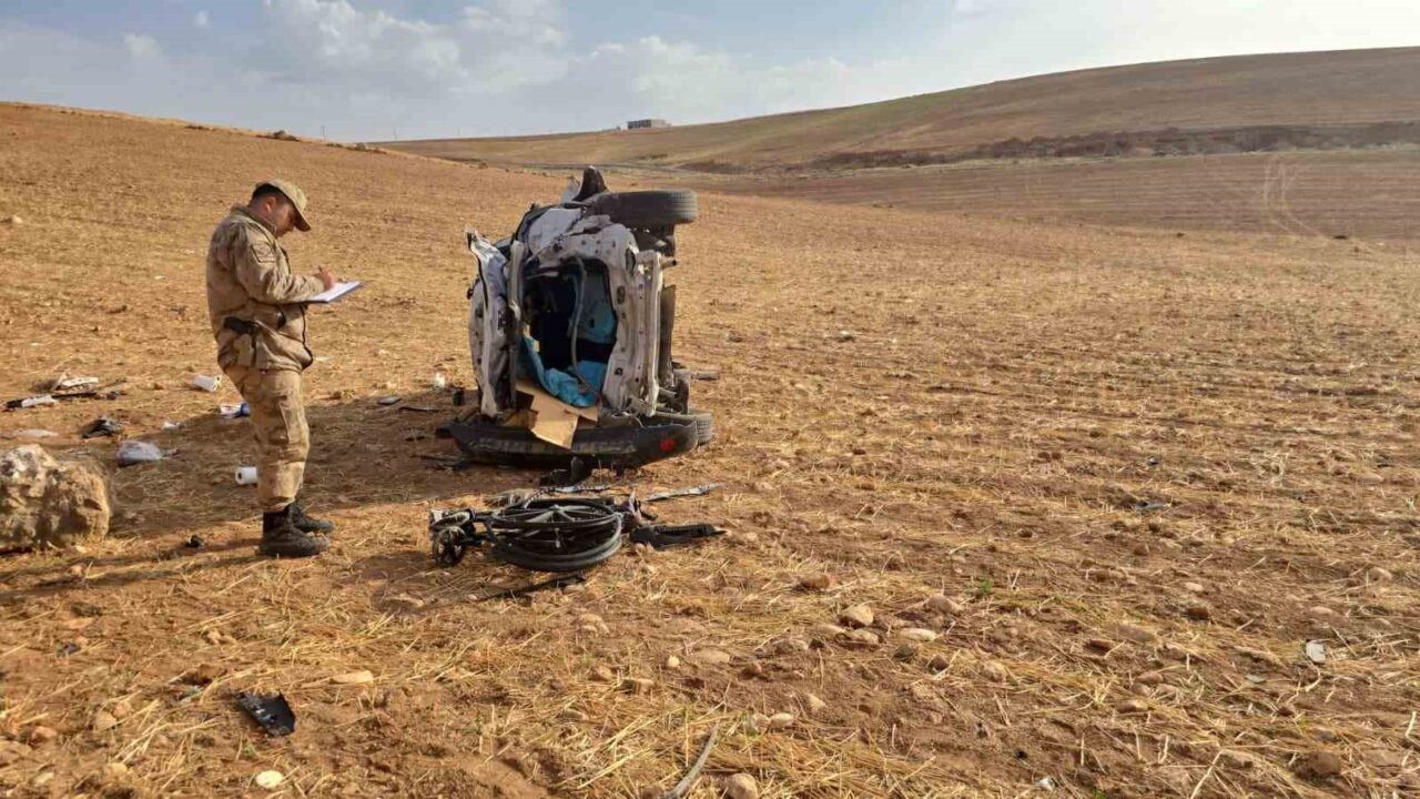 Diyarbakır'ın Çınar ilçesinde sürücüsünün direksiyon hakimiyetini kaybetmesi sonucunda bir otomobil