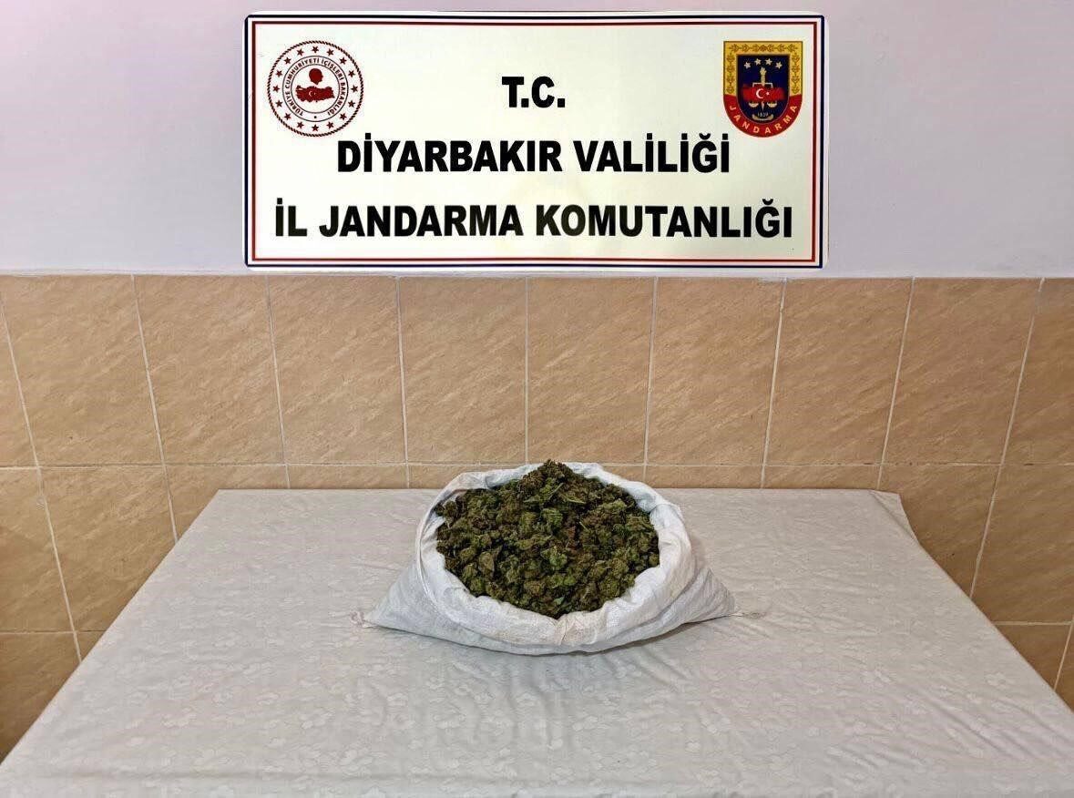 Diyarbakır'da İl Jandarma Komutanlığı'nın düzenlediği operasyonlarda 29 kg esrar, 13