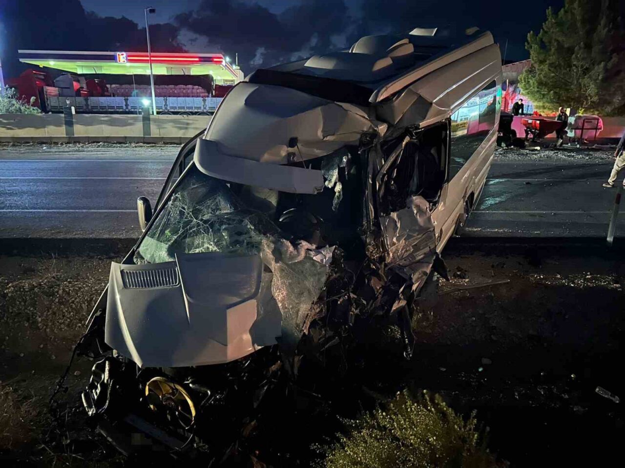 Diyarbakır’ın Hani ilçesinde bir yolcu minibüsünün tankerle çarpışması sonucu bir