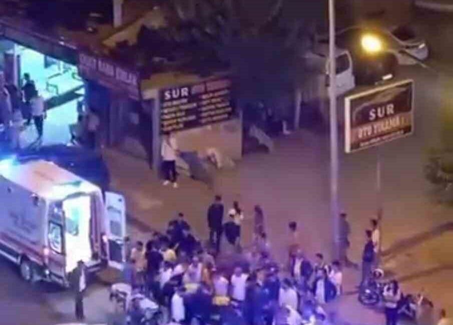 Diyarbakır'ın Silvan ilçesinde, Feridun Camii yakınında yolun karşısına geçmeye çalışan