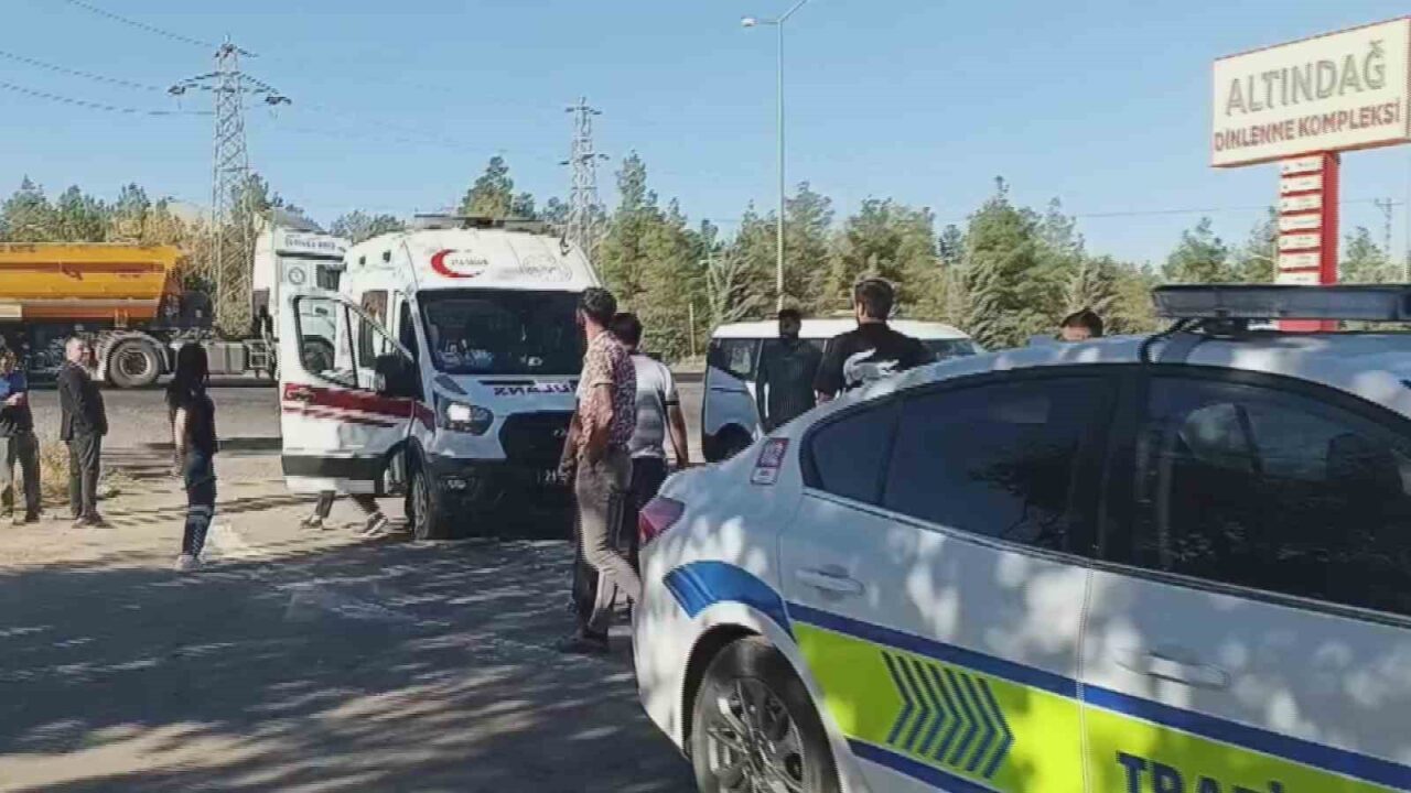 Diyarbakır-Elazığ karayolunda meydana gelen trafik kazasında 3 araç karıştı, 1