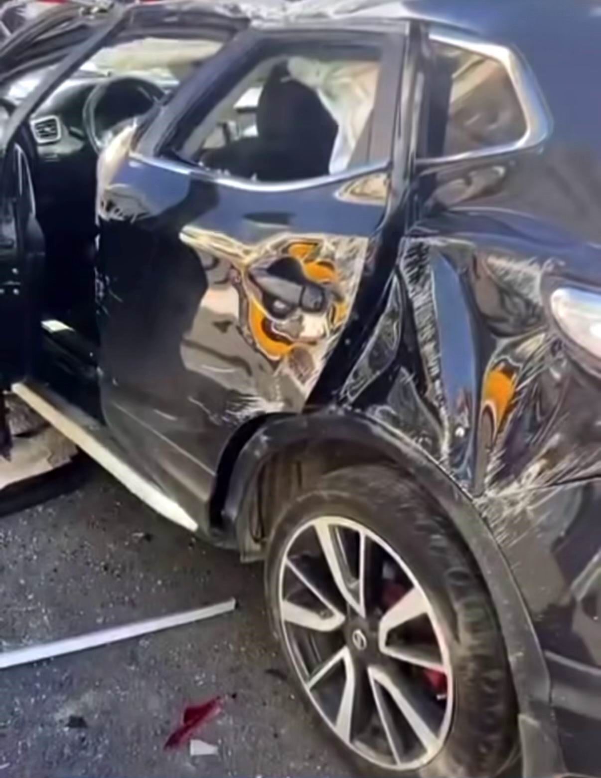 Diyarbakır Kayapınar'da üç aracın çarpıştığı zincirleme kazada 3 kişi yaralandı.