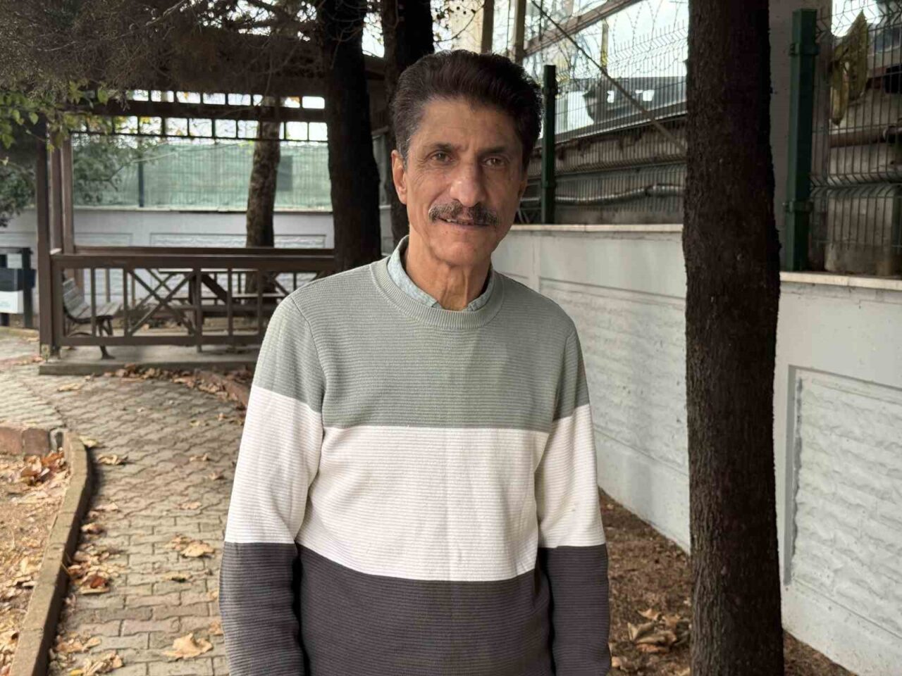 İstanbul Esenyurt'ta yaşayan Diyarbakırlı şair Remzi Bulak, FETÖ lideri Fetullah