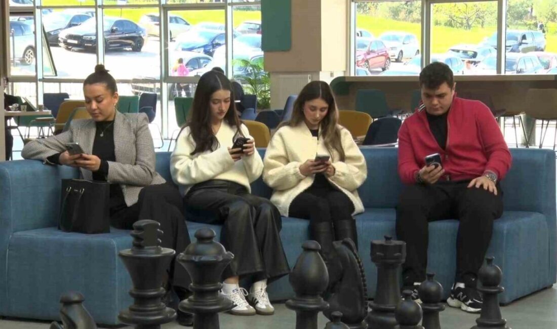 Dijital çağ, sosyal medya ile insanları bir araya getirirken derin