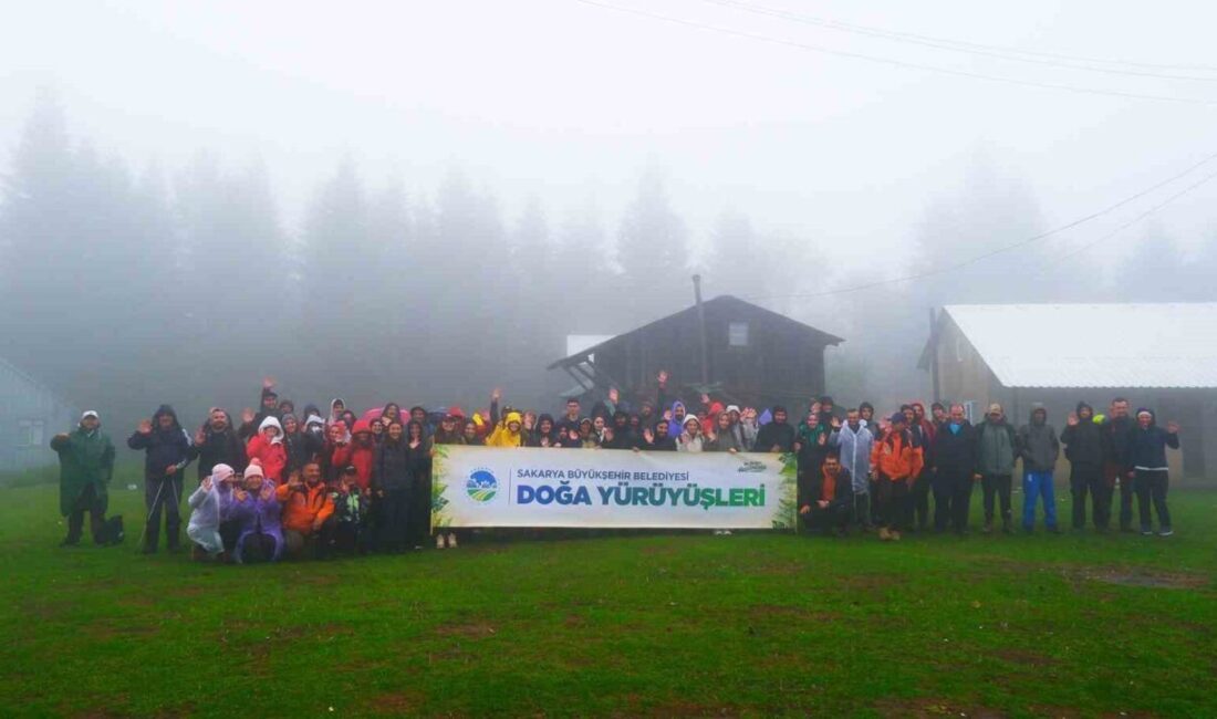 Sakarya’da Doğa Yürüyüşü Programı: 16 Kilometrelik Zirve Deneyimi Sakarya Büyükşehir Belediyesi, Hendek Dikmen Tepesi Parkuru'nda düzenlediği Sonbahar Doğa