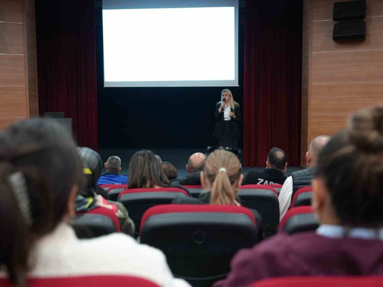 Düzce Belediyesi, İnsan Kaynakları ve Eğitim Müdürlüğü'nün düzenlediği eğitim toplantısında