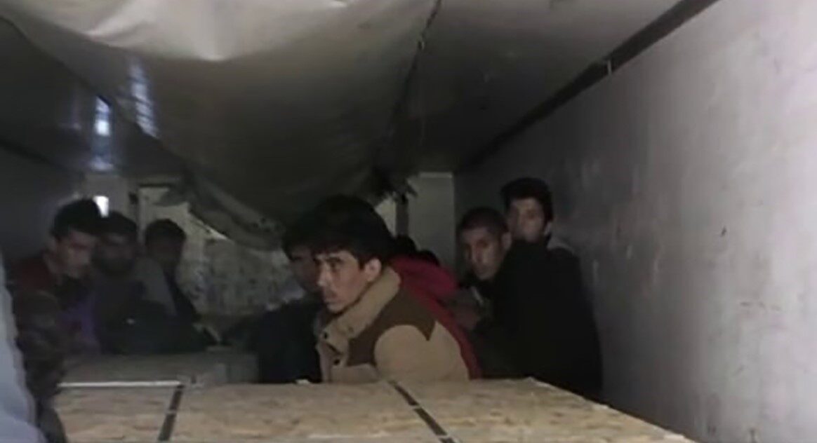 Sakarya'da, C.G. isimli 30 yaşındaki sürücü, Anadolu Otoyolu'nda 18 Afgan