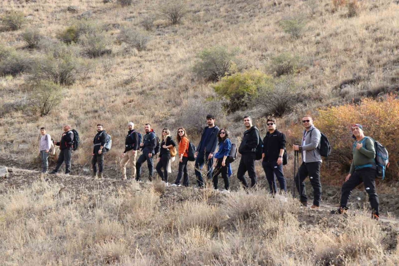 Oltu Devlet Hastanesi doktorları, Oltulu Doğaseverler Yürüyüş Grubu ile birlikte