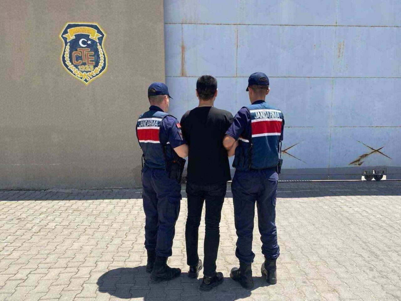 Gaziantep’te dolandırıcılık suçlarından 16 yıl hapis cezası bulunan İ.Ö., jandarma