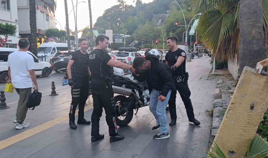 Antalya’da Dolmuş Durağında Baygın Bulunan Şahıs, Polis Ekiplerinin Yardımıyla Hastaneye Götürüldü Antalya'da dolmuş durağında baygın bulunan V.Y., polis ekiplerinin müdahalesiyle uyandı.