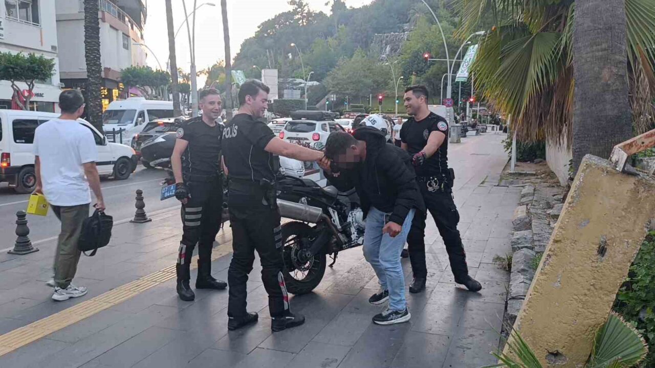 Antalya’da dolmuş durağında baygın bulunan şahıs, polis müdahalesiyle ayıldı fakat ambulansa binmeyi reddetti