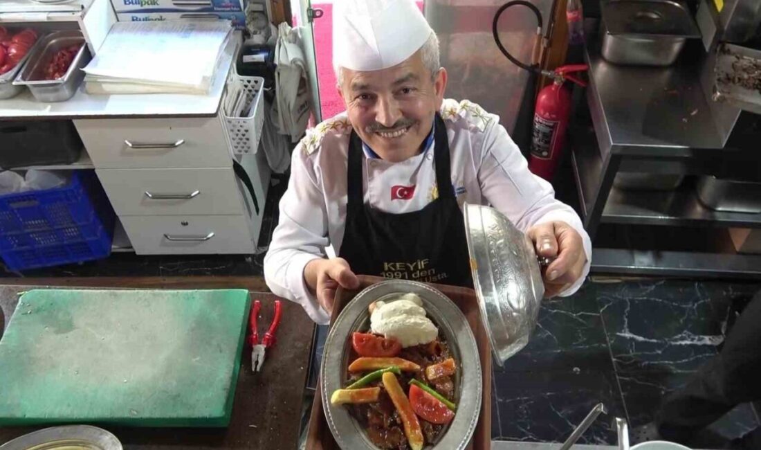 Amasya'da tanınan döner ustası Lütfi Kol, İtalyan turist Roberto Lughi'ye