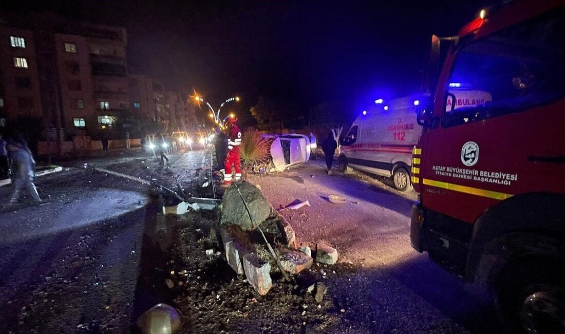 Hatay'ın Dörtyol ilçesinde bir otomobil, aydınlatma direğine çarparak takla attı.