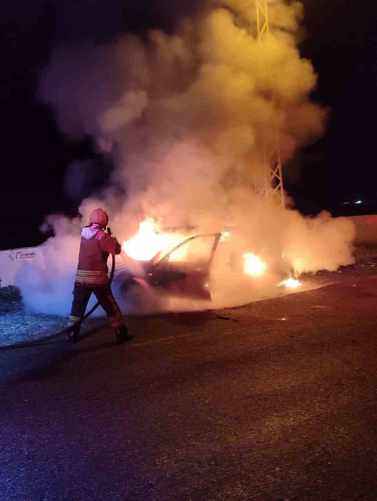 Hatay'ın Dörtyol ilçesinde park halindeki bir otomobil, çıkan yangın sonucu