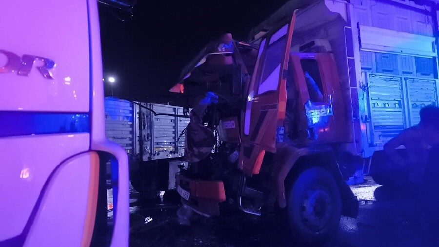 Hatay'ın Dörtyol ilçesinde iki tırın çarpıştığı kazada, bir tır sürücüsü