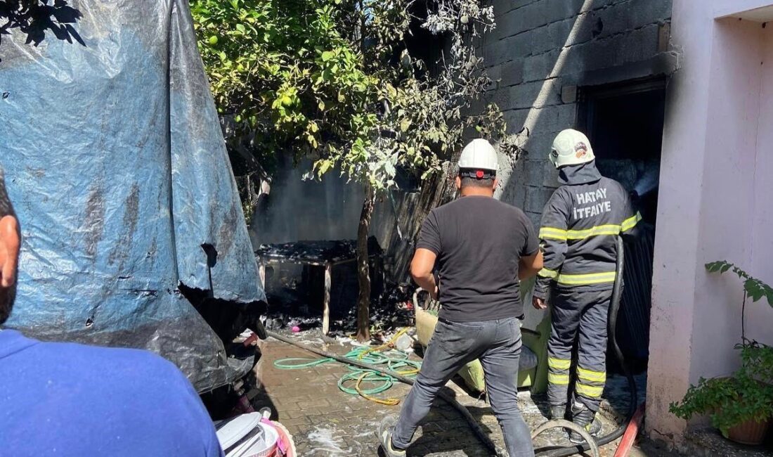 Hatay'ın Dörtyol ilçesindeki bir züccaciye deposunda çıkan yangın, itfaiye ekiplerinin