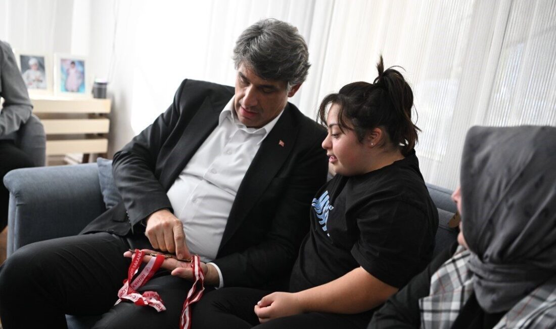 Kocaeli'nin Kartepe ilçesinde yaşayan 15 yaşındaki down sendromlu Elanur Gençoğlu,