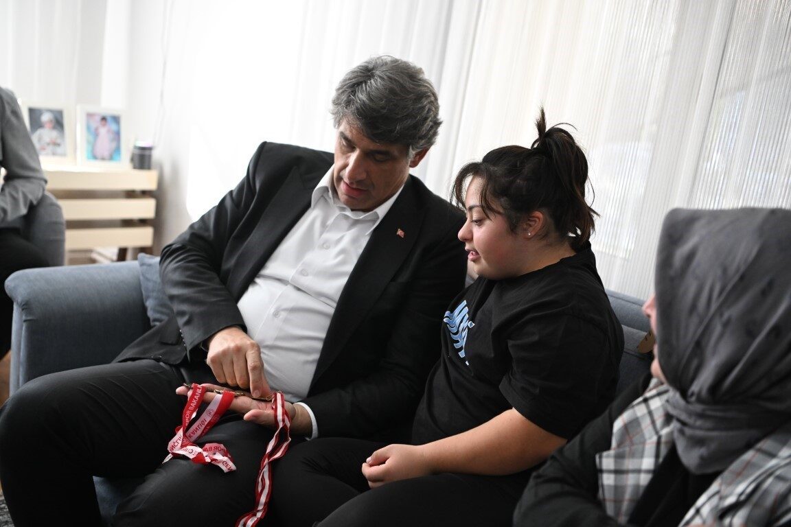 Kocaeli'nin Kartepe ilçesinde yaşayan 15 yaşındaki down sendromlu Elanur Gençoğlu,