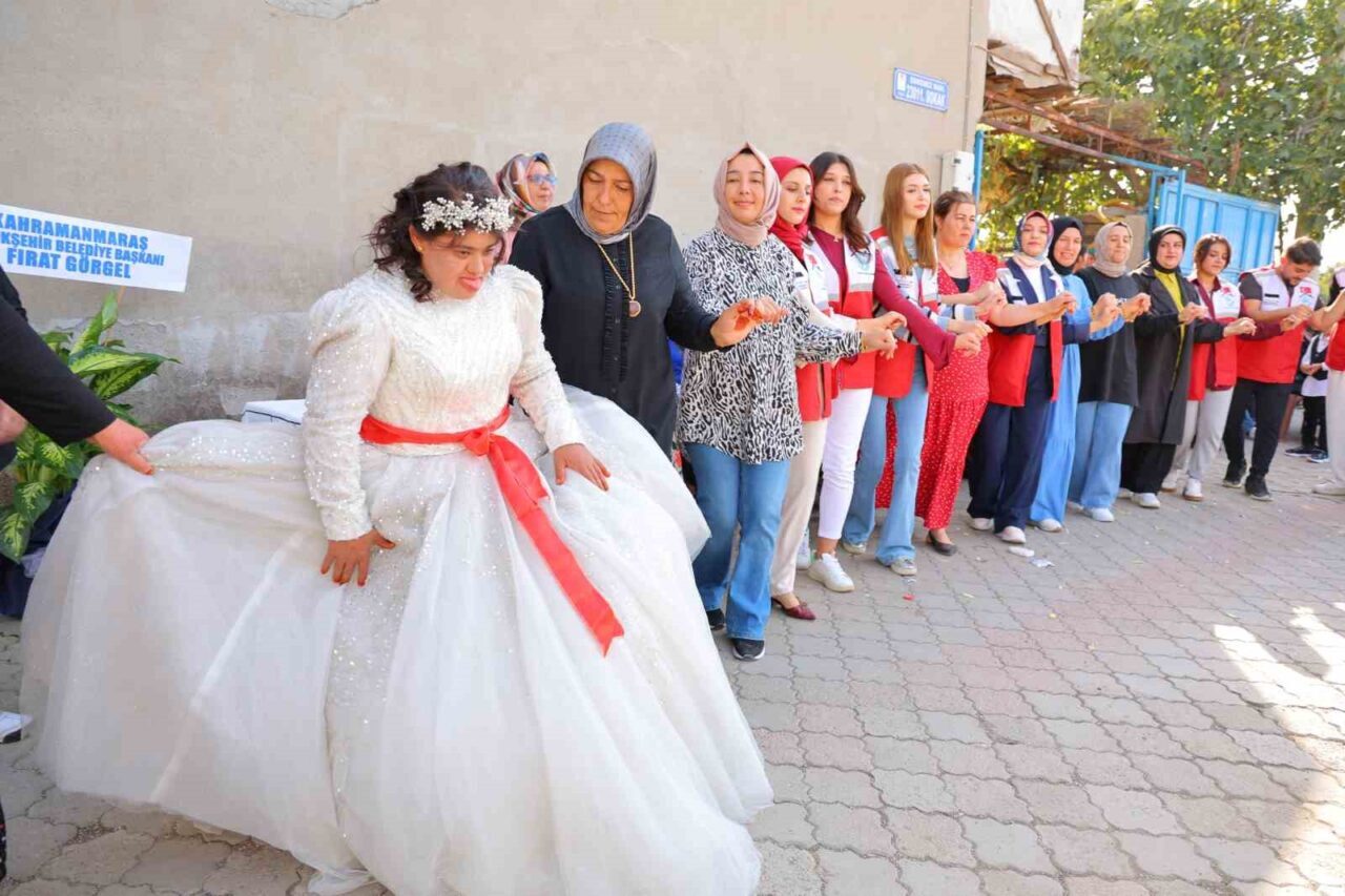 Kahramanmaraş’ta 33 yaşındaki down sendromlu Melek Demircik'in gelinlik giymek için