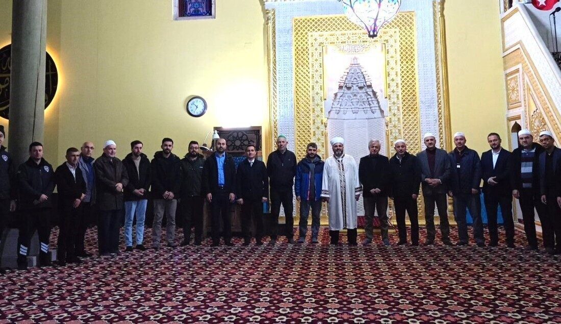 Kütahya Dumlupınar Üniversitesi’nde Öğrenciler Sabah Namazında Bir Araya Gelerek Dualar Etti Kütahya Dumlupınar Üniversitesi'nde üniversite öğrencileri sabah namazında bir araya gelerek