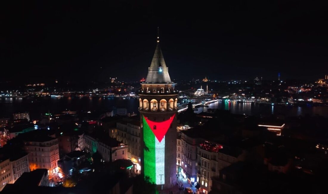 İstanbul'da, Filistin'e destek amacıyla 15 Temmuz Şehitler Köprüsü'nde Filistin bayrağı