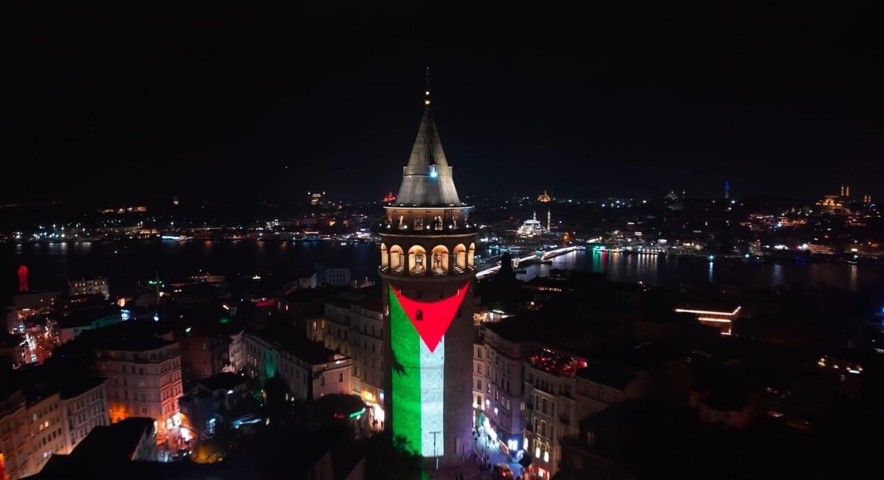 İstanbul'da, Filistin'e destek amacıyla 15 Temmuz Şehitler Köprüsü'nde Filistin bayrağı