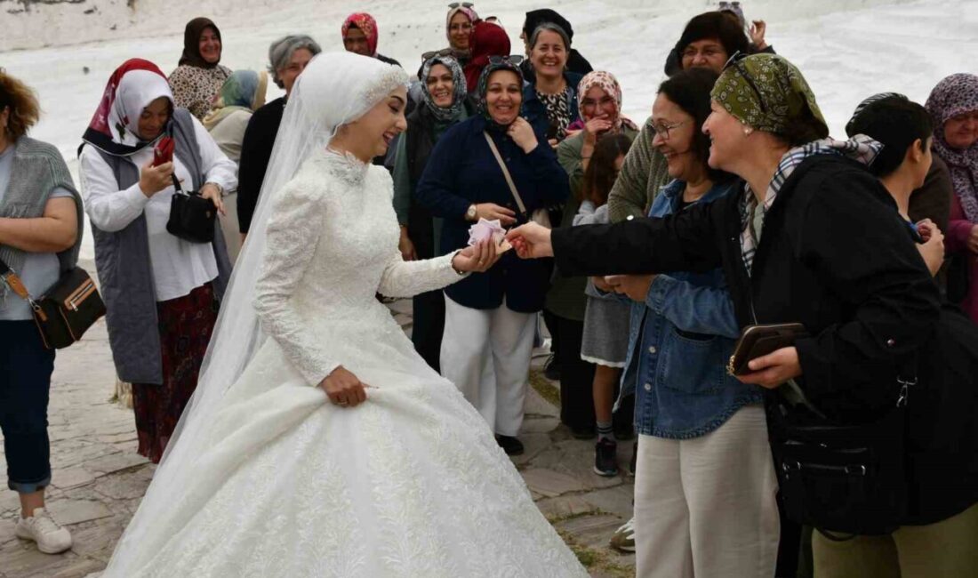 Denizli’de Bir Çift Düğün Fotoğraflarını Beğenmeyince Pamukkale’de Yeniden Çekim Yaptı, Turistlerden Takılarla Unutulmaz Anlar Yaşandı Denizli'de geçen yıl evlenen Muhammed ve İrem Büke çifti, düğün