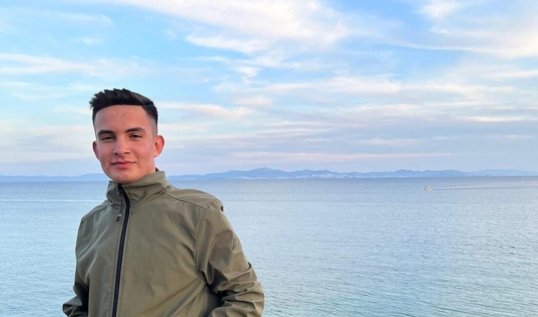 Nazilli’de Düğün Dönüşü Motosiklet Kazası: 21 Yaşındaki Eren Davulcu Hayatını Kaybetti Nazilli'de bir düğünden dönen 21 yaşındaki Eren Davulcu, motosikletinin direksiyon