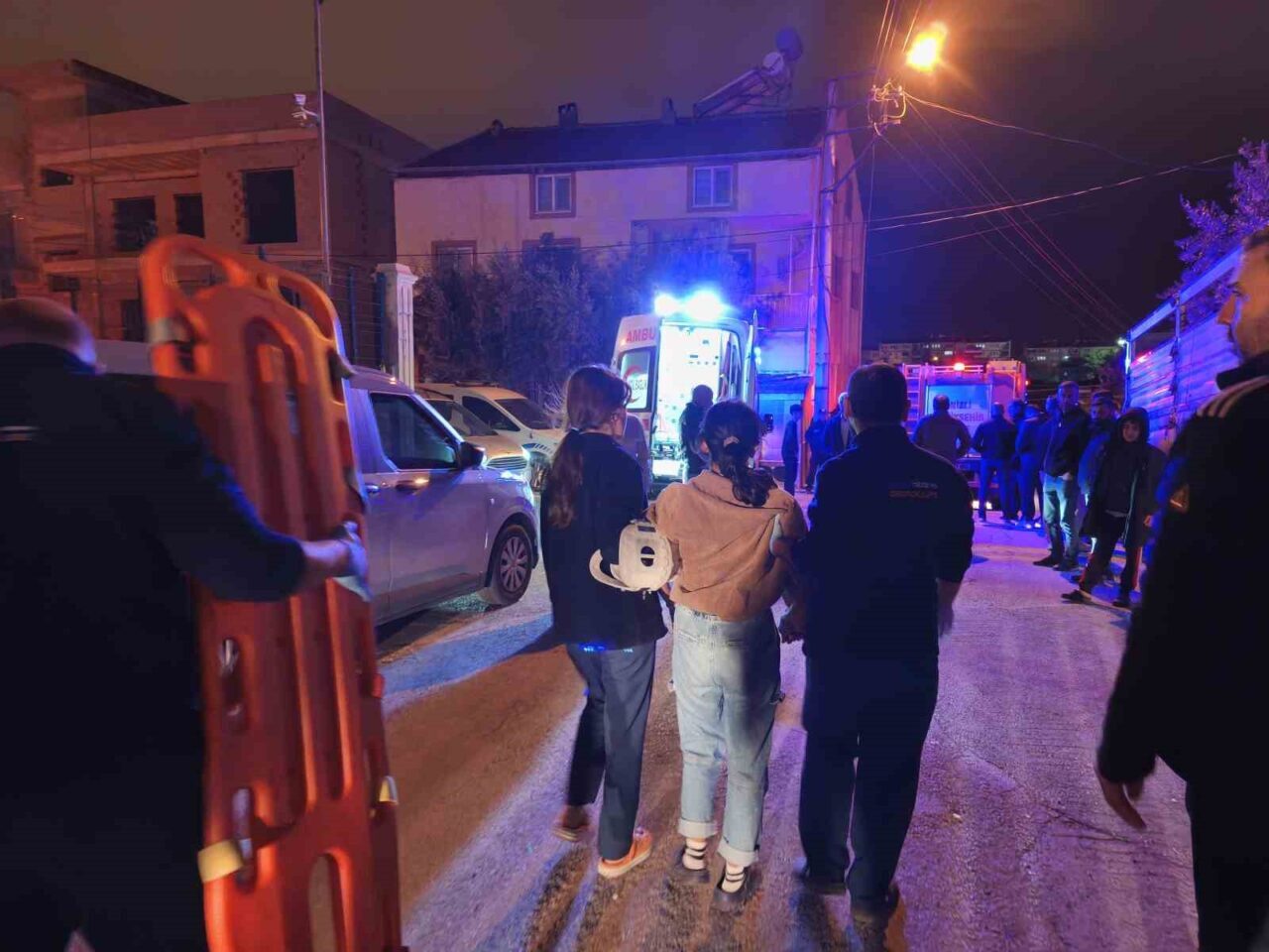 Denizli'de düğün hazırlığı sırasında bir evin tavanı çöktü. Olayda yaralanan