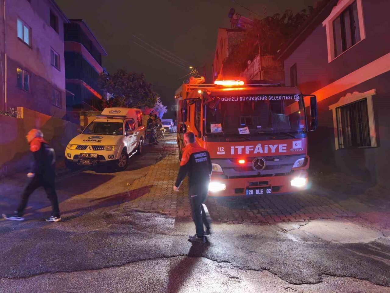 Denizli'nin Muratdede Mahallesi'nde bir kerpiç evde tavanın çökmesi sonucu 6