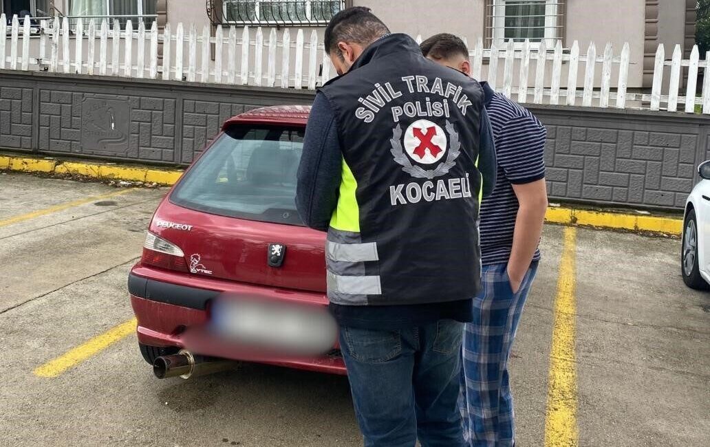 Kocaeli'de düğün konvoyunda aşırı gürültü çıkaran bir araç, trafik ekipleri