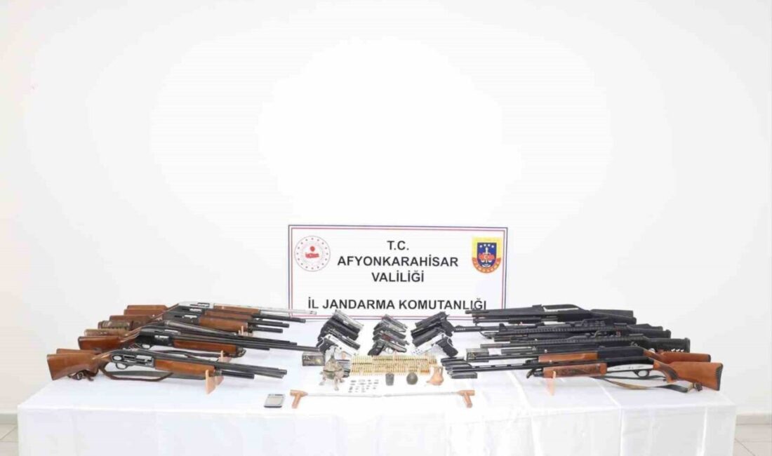 Afyonkarahisar'da jandarma, düğünlerde havaya ateş açan 20 kişiyi gözaltına aldı.
