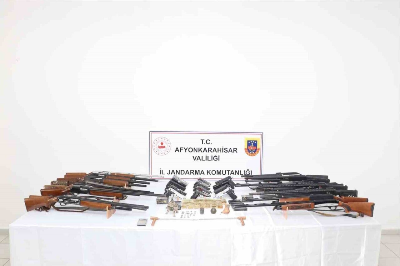 Afyonkarahisar'da jandarma, düğünlerde havaya ateş açan 20 kişiyi gözaltına aldı.